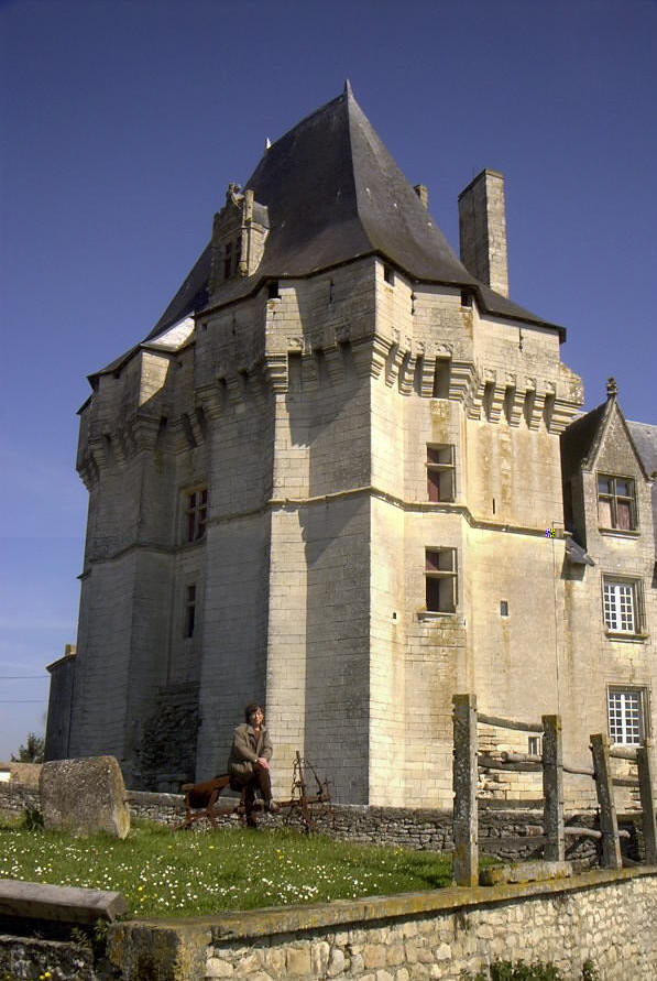 Facade of the donjon with a visitor