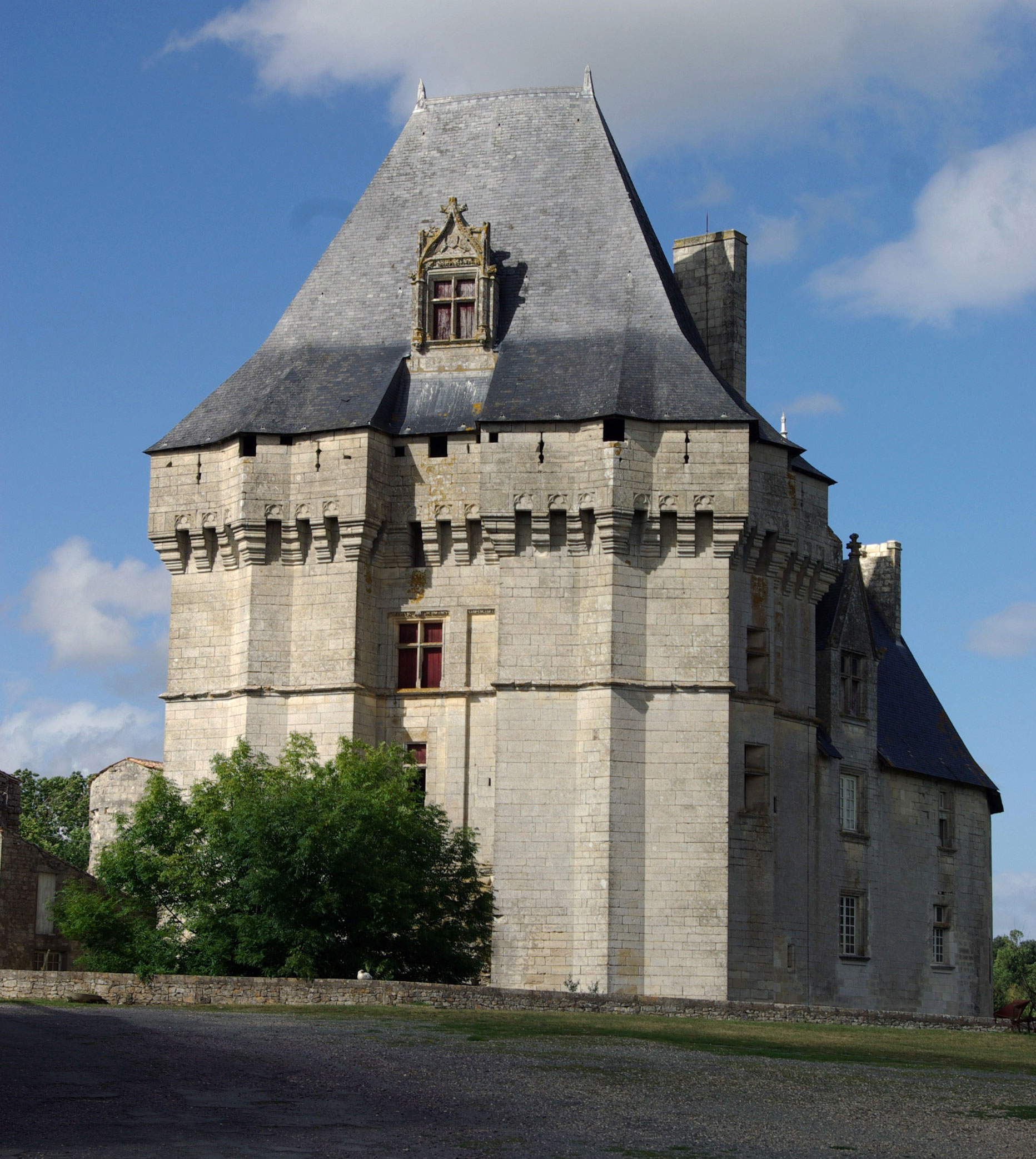 Facade of the donjon facing the courtyard